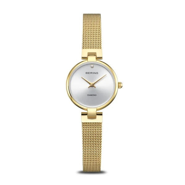 Montre dorée avec un cadran argenté et un bracelet en maille.