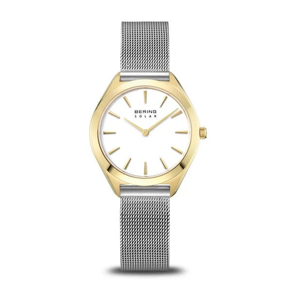 Montre dorée avec un cadran blanc, boîtier octogonal et bracelet en maille argentée.