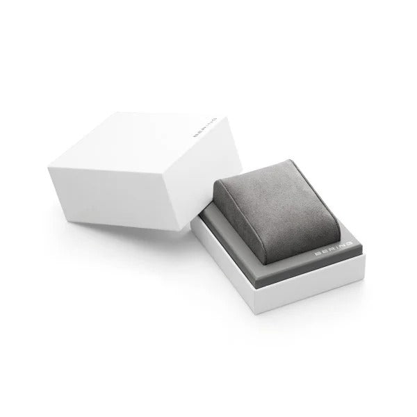 Een minimalistisch, modern wit vierkant juwelendoosje (Bering 11020-334) met een los deksel en grijze gedempte houder is ideaal voor het tentoonstellen van quartz uurwerk dameshorloges of goudkleurige horloges.
