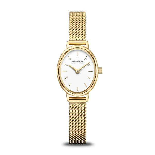 Montre dorée avec un cadran blanc, boîtier ovale et bracelet en maille.