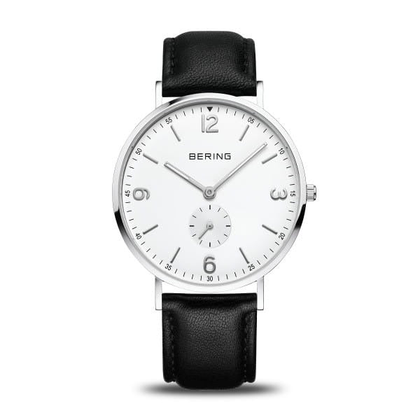 Montre Bering avec cadran blanc, boîtier argenté et bracelet en cuir noir.