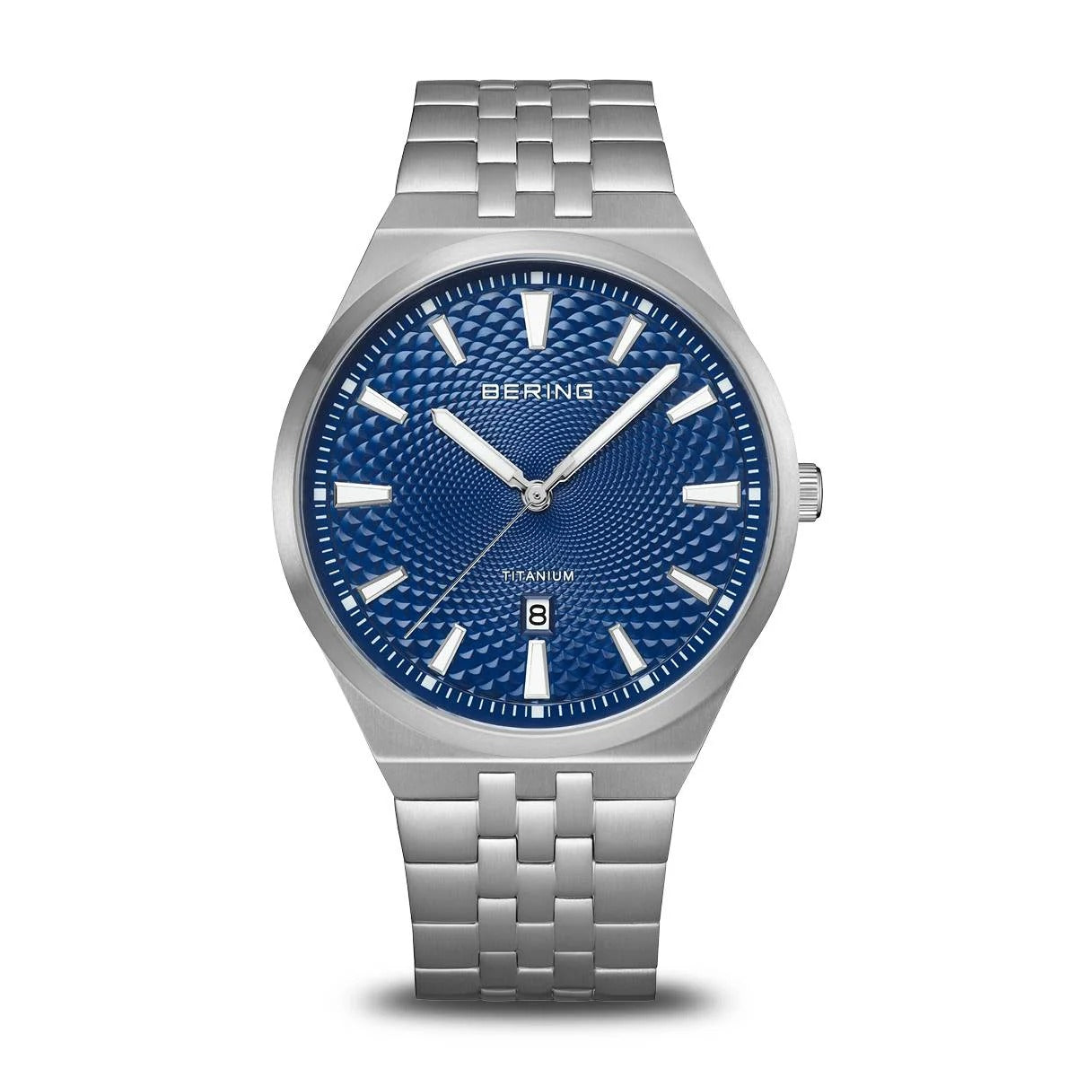 Montre en titane brossé avec cadran guilloché bleu et bracelet en acier.