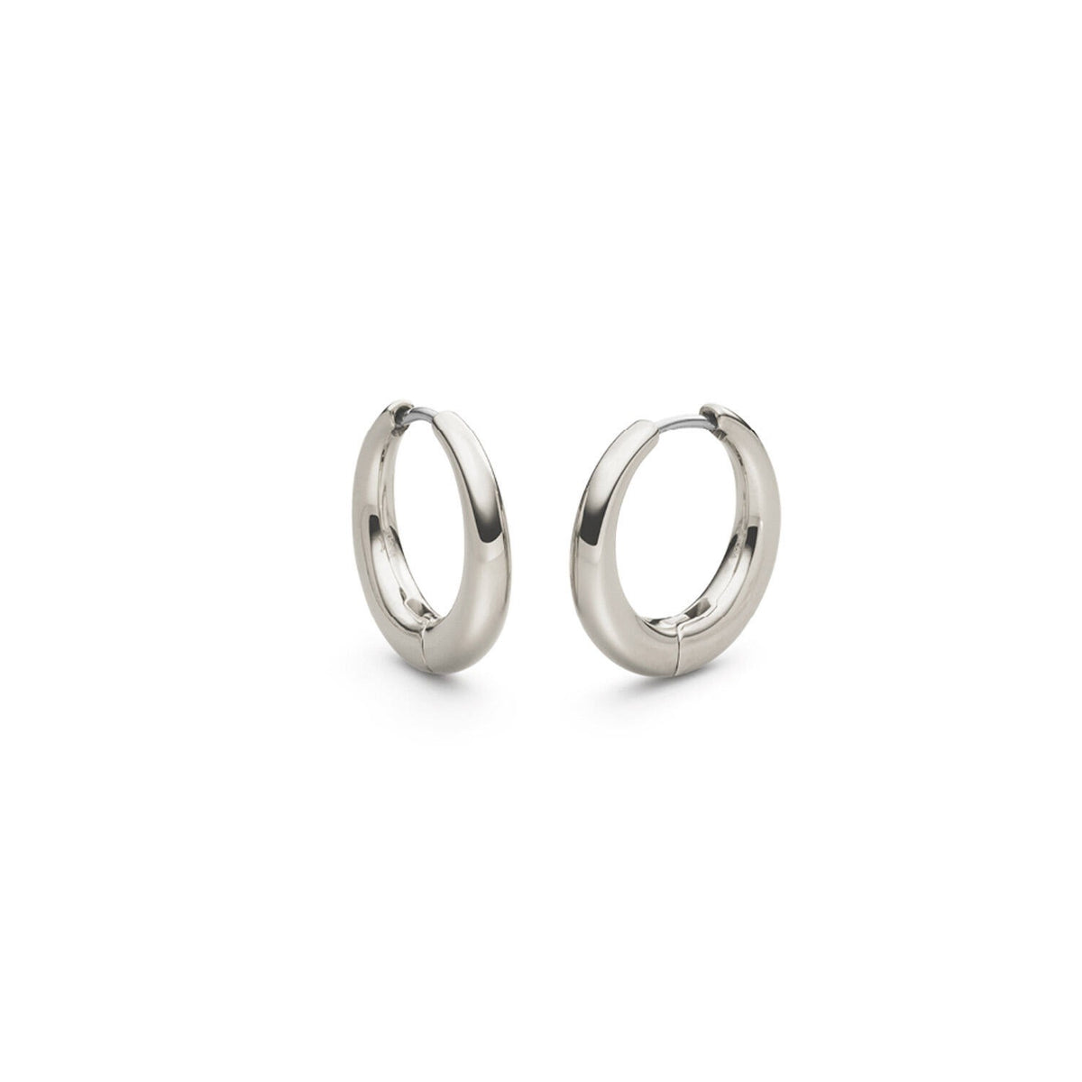 Boucles d'oreilles en titane argenté, de forme ronde et lisse, avec un fermoir discret.