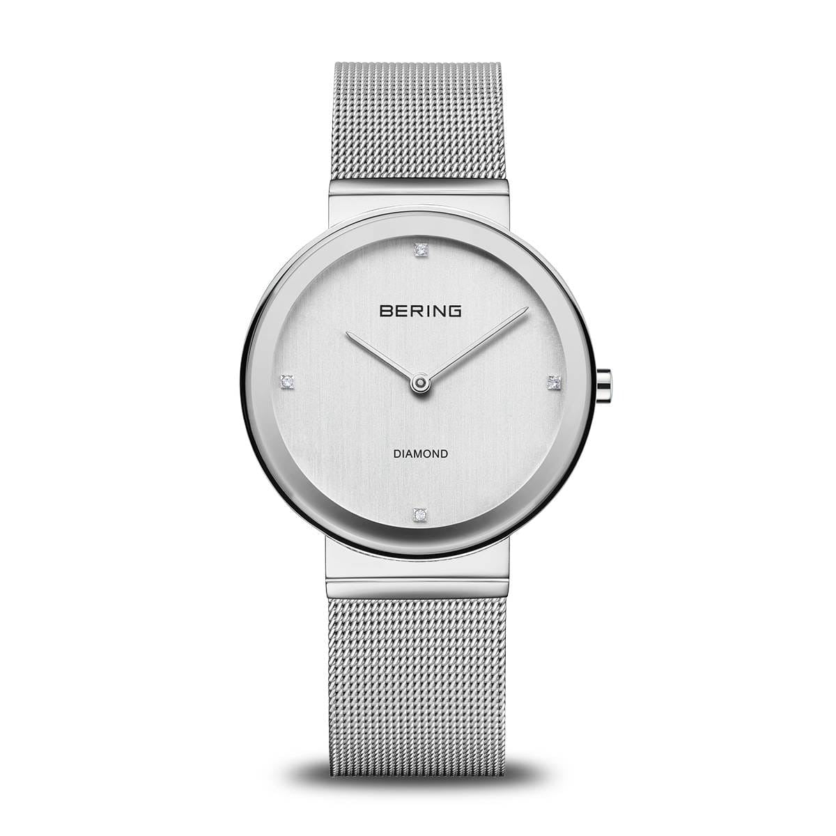 Montre pour femme Bering avec un cadran argenté, boîtier rond et bracelet en maille métallique.