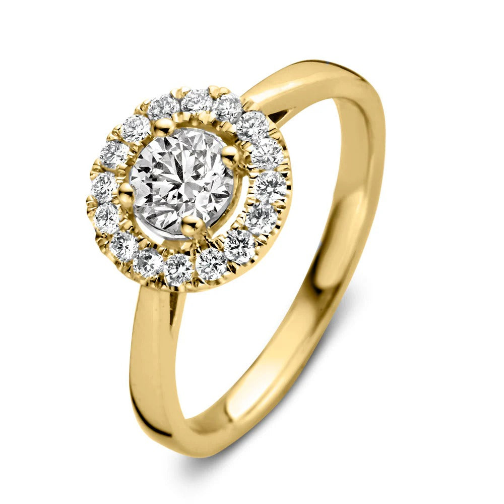 Bague en or jaune avec un diamant central entouré de petites pierres brillantes.