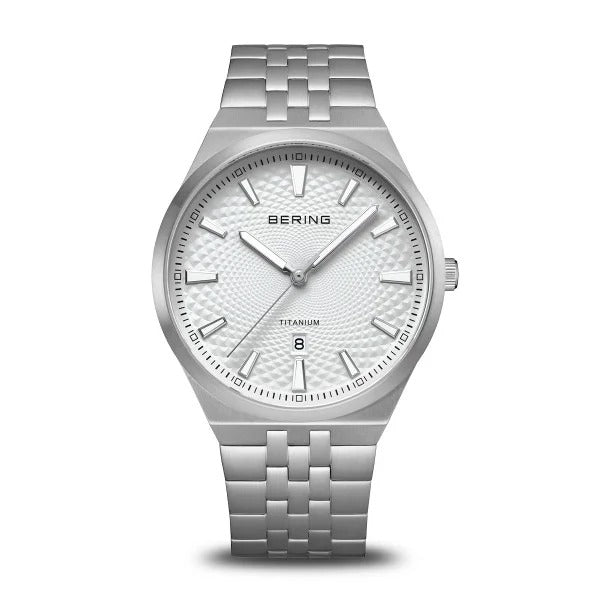 Montre pour homme en titane, grise brossée avec un cadran guilloché.