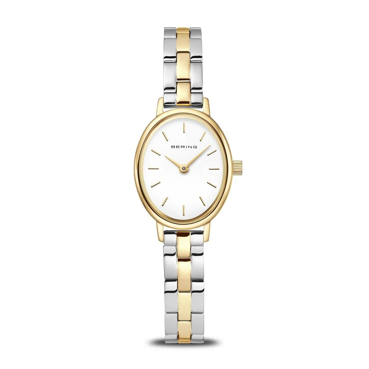 Montre ovale avec un boîtier doré et un bracelet en acier inoxydable bicolore.