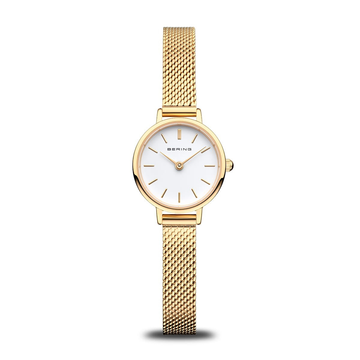 Montre dorée avec un cadran blanc, bracelet en maille métallique et aiguilles fines.