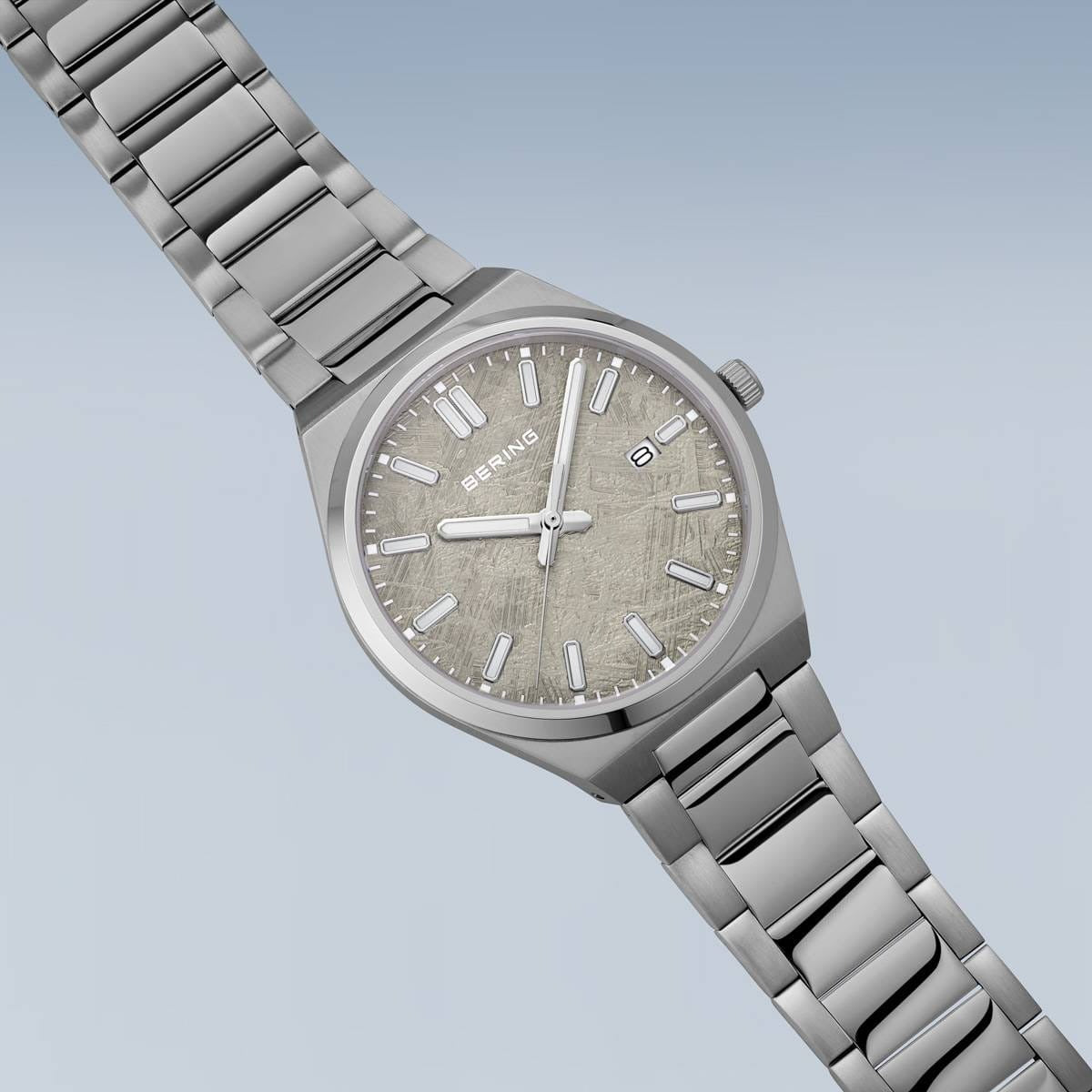 Bering montre pour homme cadran gris 17639-777