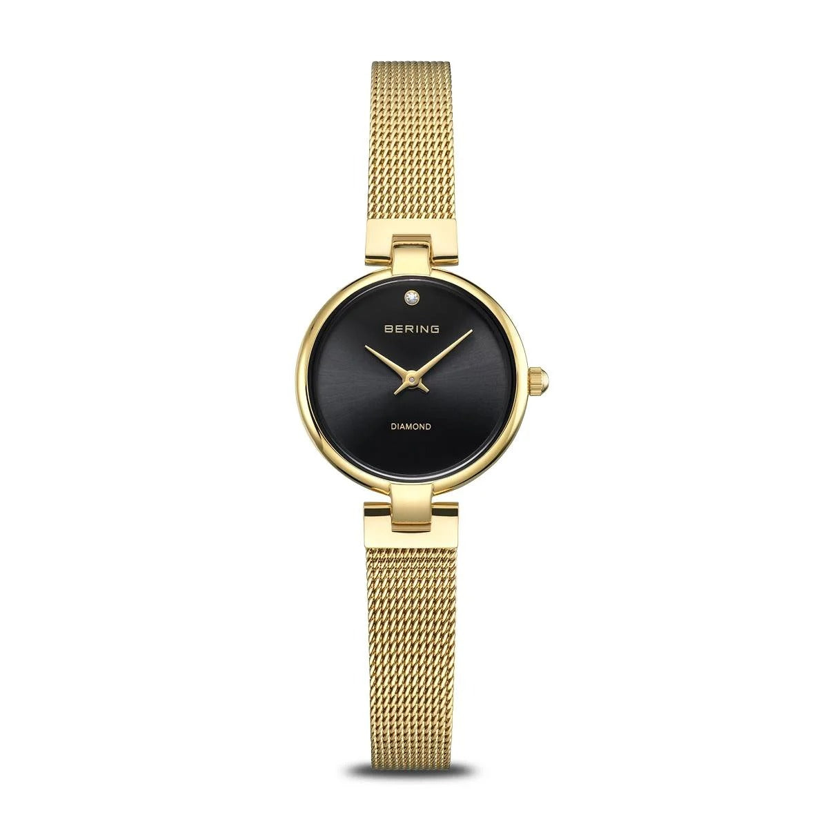 Montre dorée avec cadran noir et bracelet en maille.