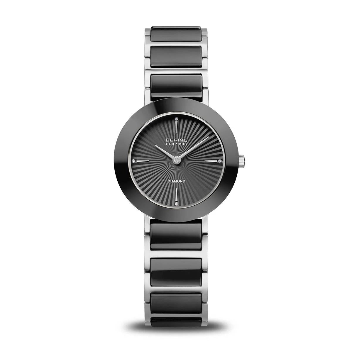 Montre femme avec cadran noir, boîtier en acier inoxydable et bracelet en métal argenté.