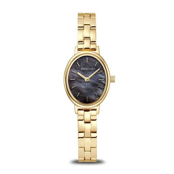 Montre dorée avec un cadran ovale noir et un bracelet en maillons.