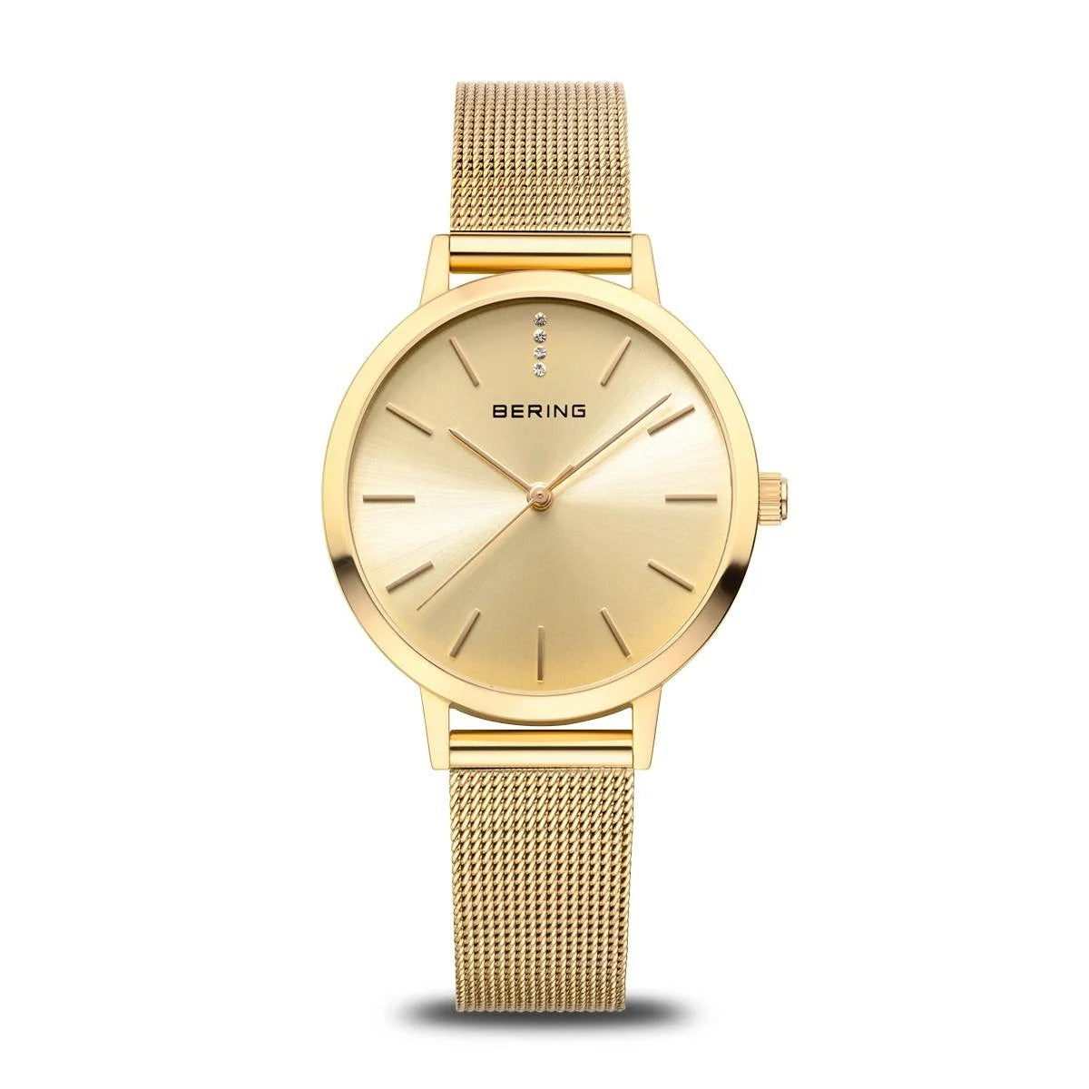 Montre avec un cadran doré et un bracelet en maille dorée.