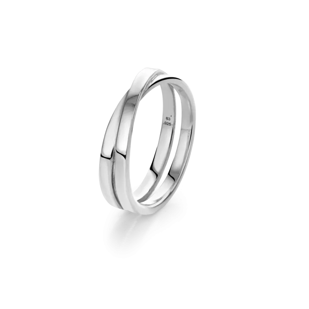 Bague en argent 925 avec un design lisse et moderne, légèrement ondulée.
