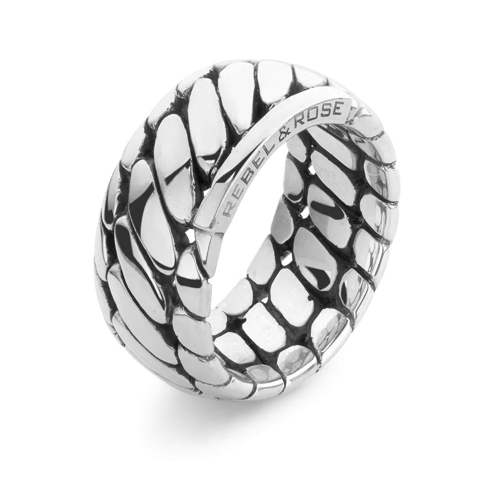 Bague en argent pour homme avec un design en maillons entrelacés.