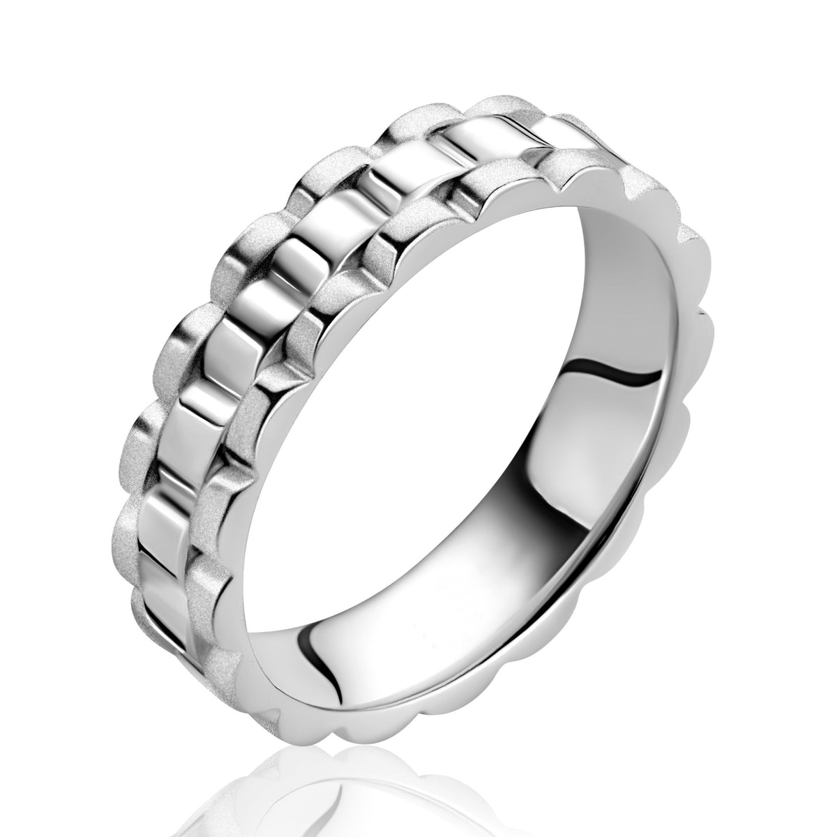 Bague en argent avec un design en maillons et des bords ondulés.