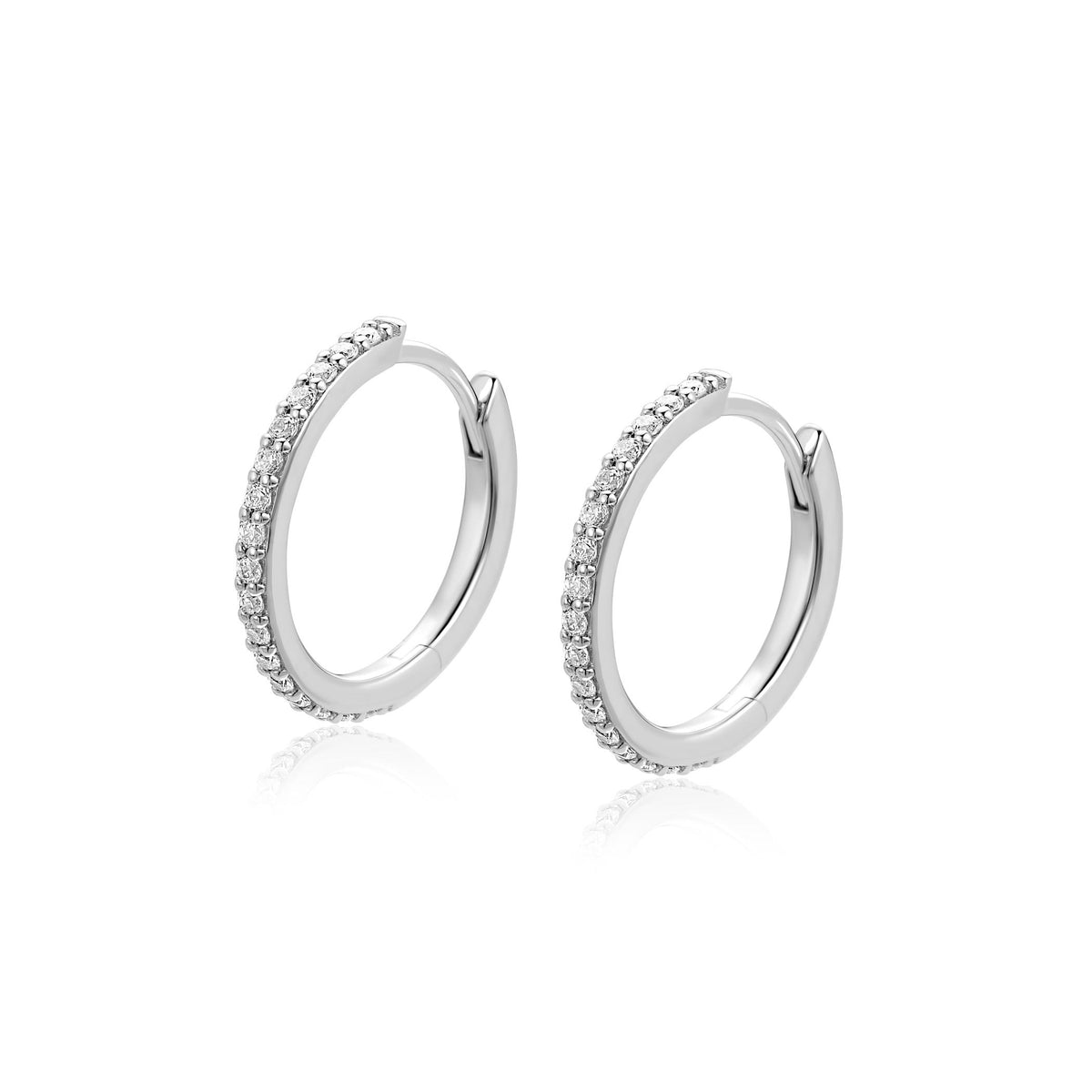 Boucles d'oreilles en argent avec des zircons, forme ronde et finition brillante.