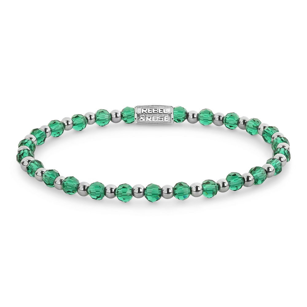 Bracelet en argent avec des pierres vertes brillantes.
