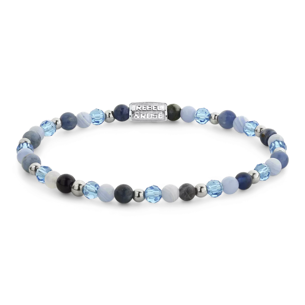 Bracelet en argent avec des perles en verre bleu et des pierres semi-précieuses.