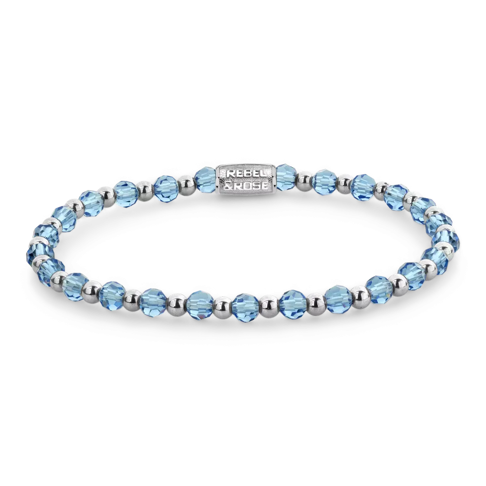 Bracelet en argent avec des perles en verre bleu clair et des éléments en métal brillant.
