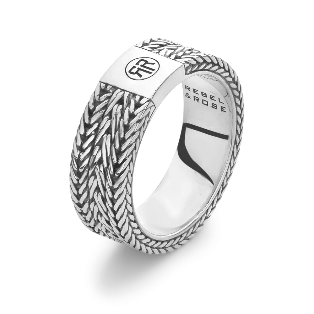 Bague en argent avec motif tressé et logo gravé.