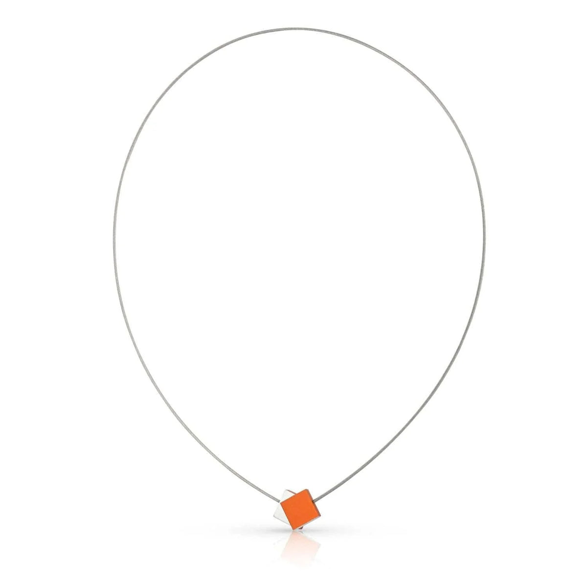 Collier en acier inoxydable avec un pendentif carré orange.