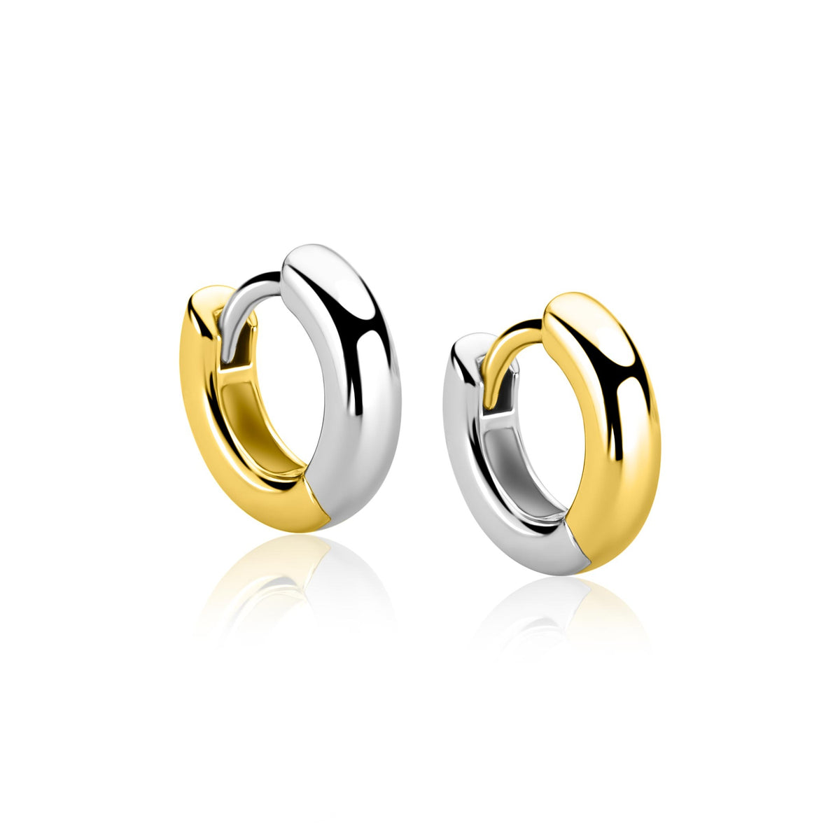 Boucles d'oreilles en argent avec une finition bicolore argentée et dorée.