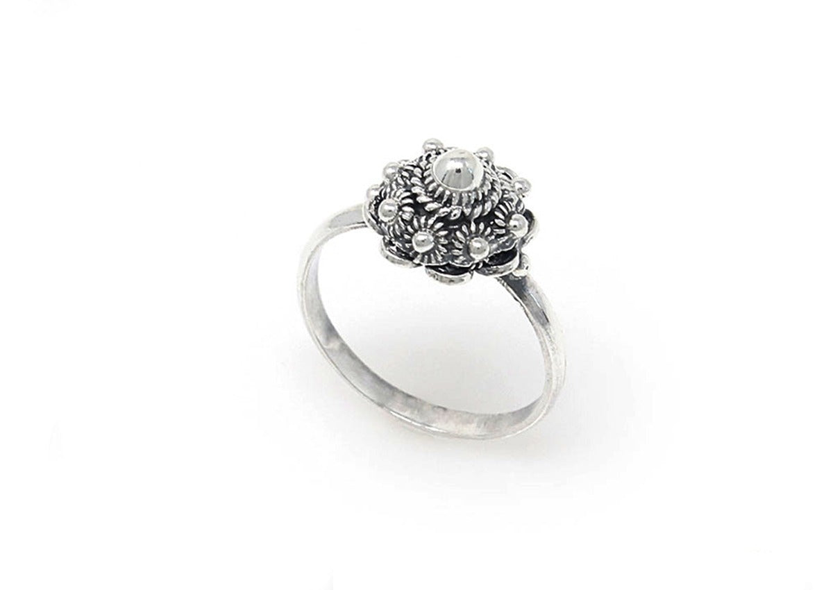 Bague en argent avec motif de bouton de Zélande, diamètre de 10 mm.