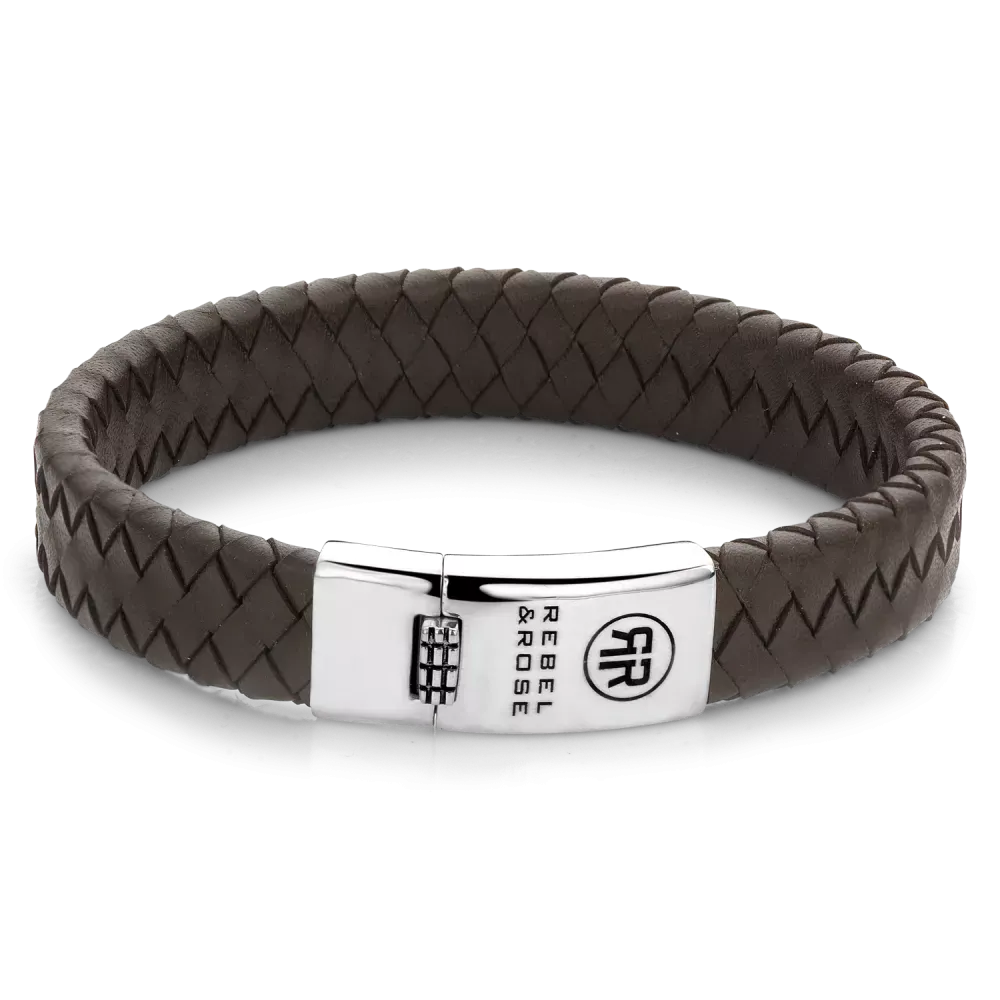 Bracelet tressé en cuir marron avec fermoir en acier inoxydable.