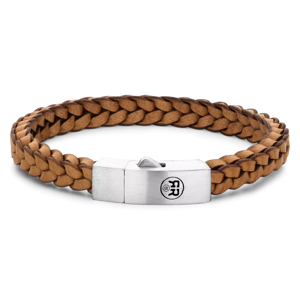 Bracelet tressé en cuir cognac avec fermoir en acier inoxydable.