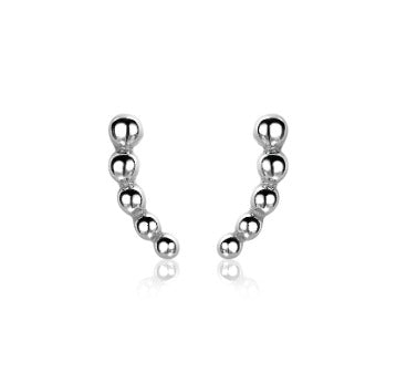 Boucles d'oreilles argentées en forme de courbe avec plusieurs perles brillantes.