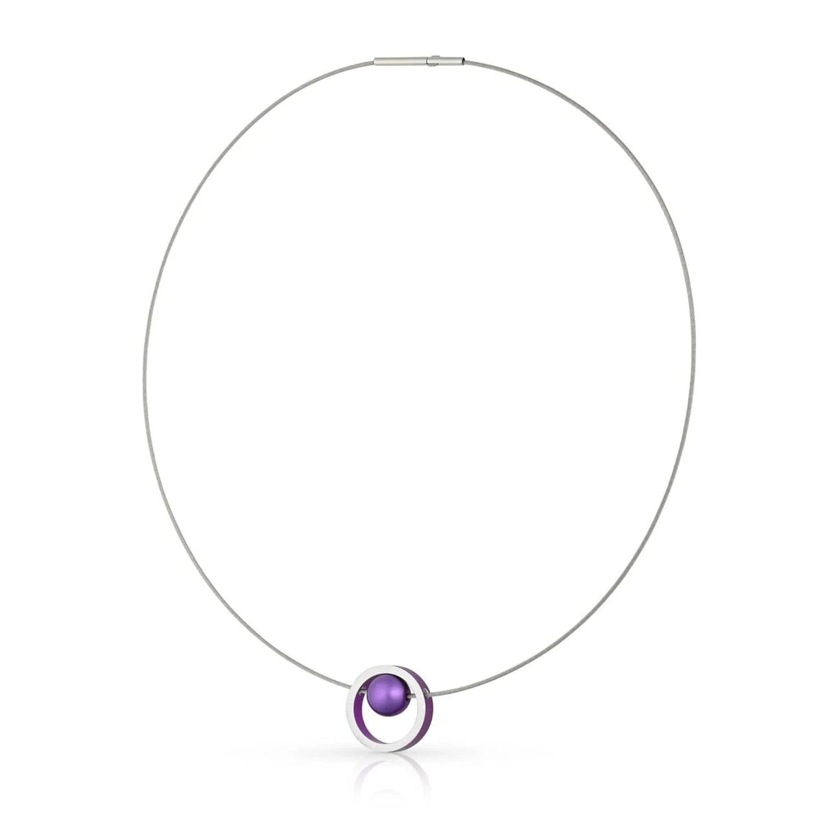 Collier en argent avec un pendentif circulaire violet et une perle centrale.