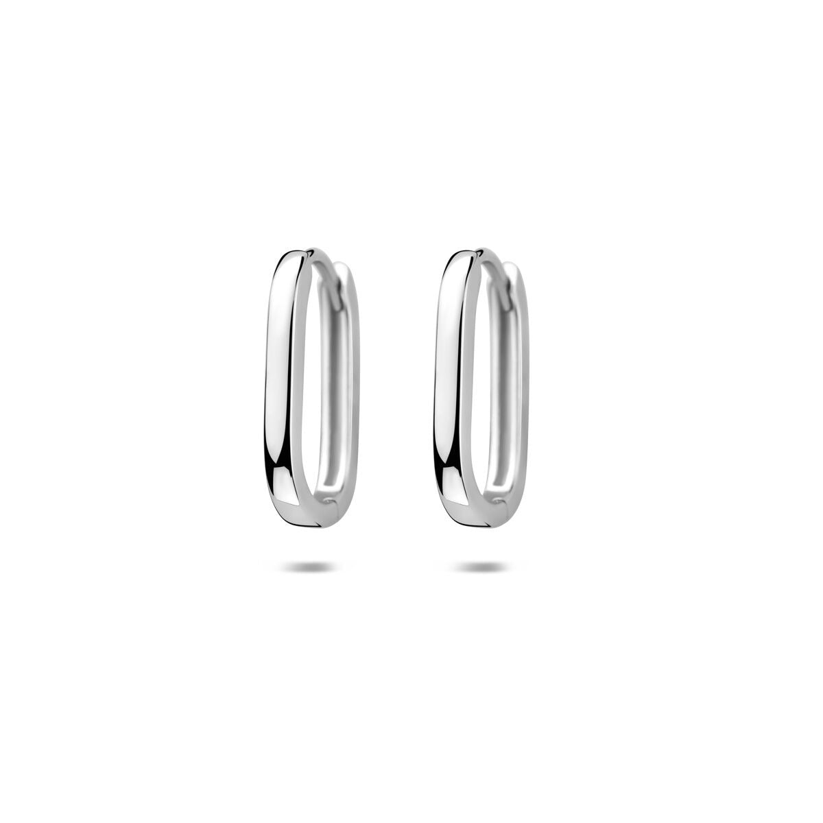 Boucles d'oreilles argentées rhodiées, fines et brillantes, en forme allongée.