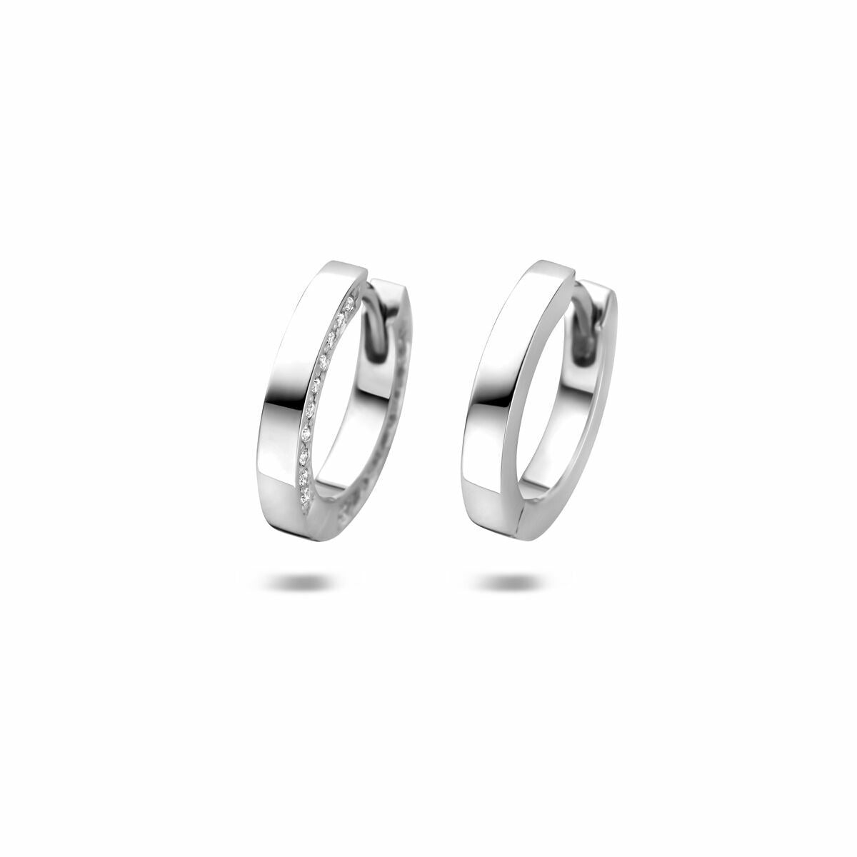 Boucles d'oreilles en argent rhodié avec zirconia, forme ronde, diamètre de 14,5 mm.