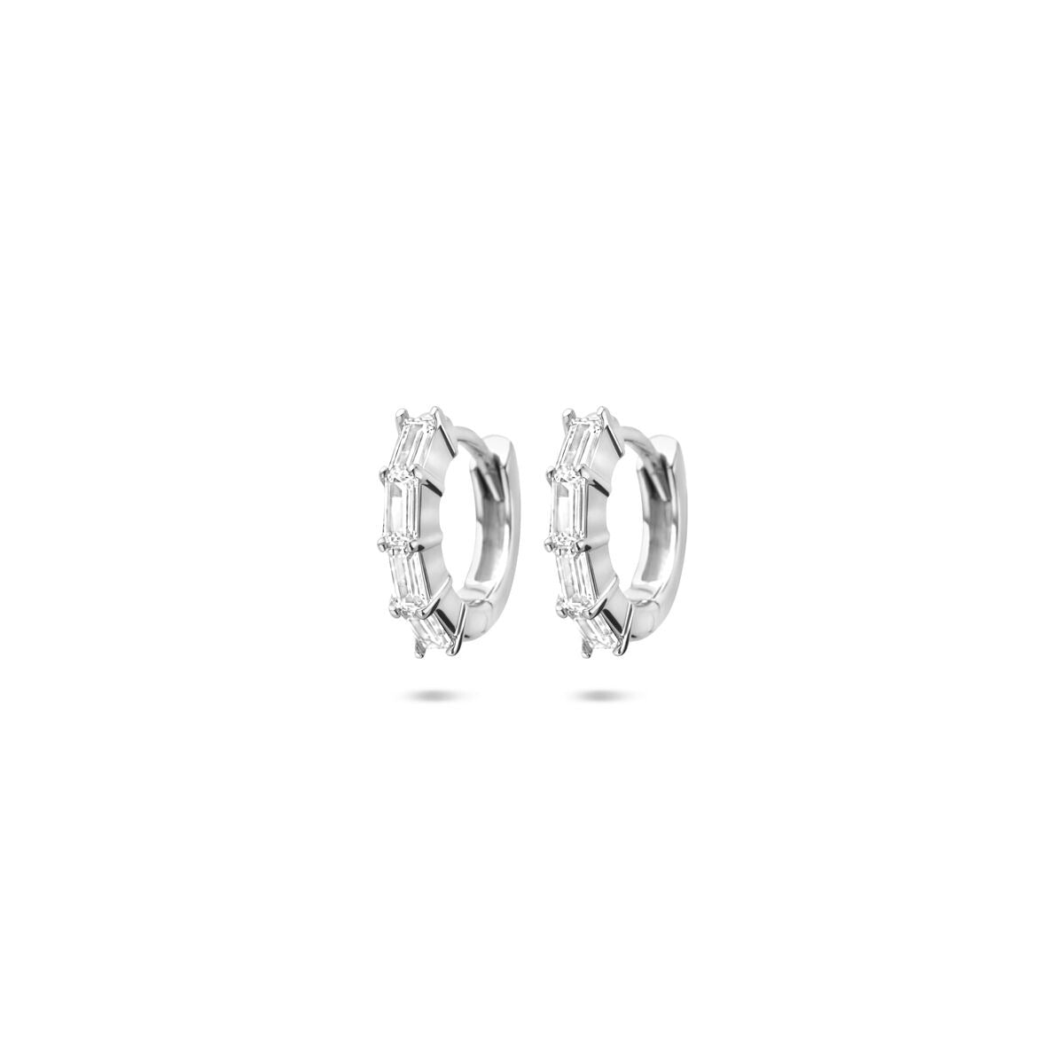 Boucles d'oreilles en argent rhodié avec zirconiums, de forme ronde et ornées de pierres brillantes.