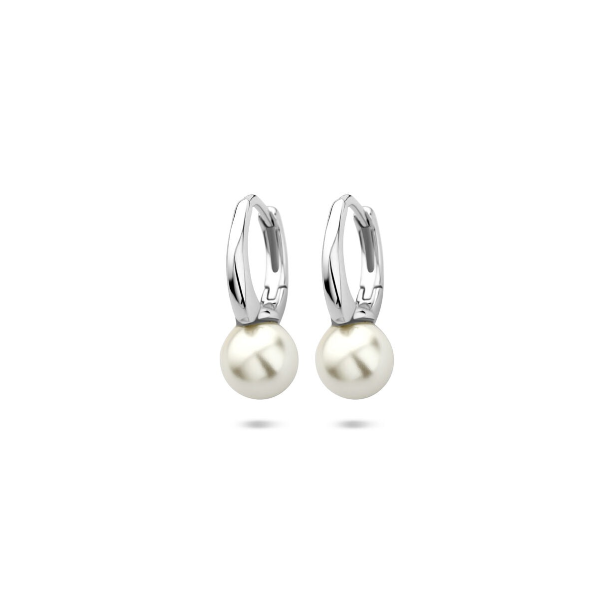 Boucles d'oreilles en argent 925 rhodié avec perles blanches.