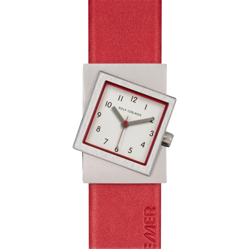 Montre carrée avec un boîtier en acier inoxydable, cadran blanc, bracelet en cuir rouge.