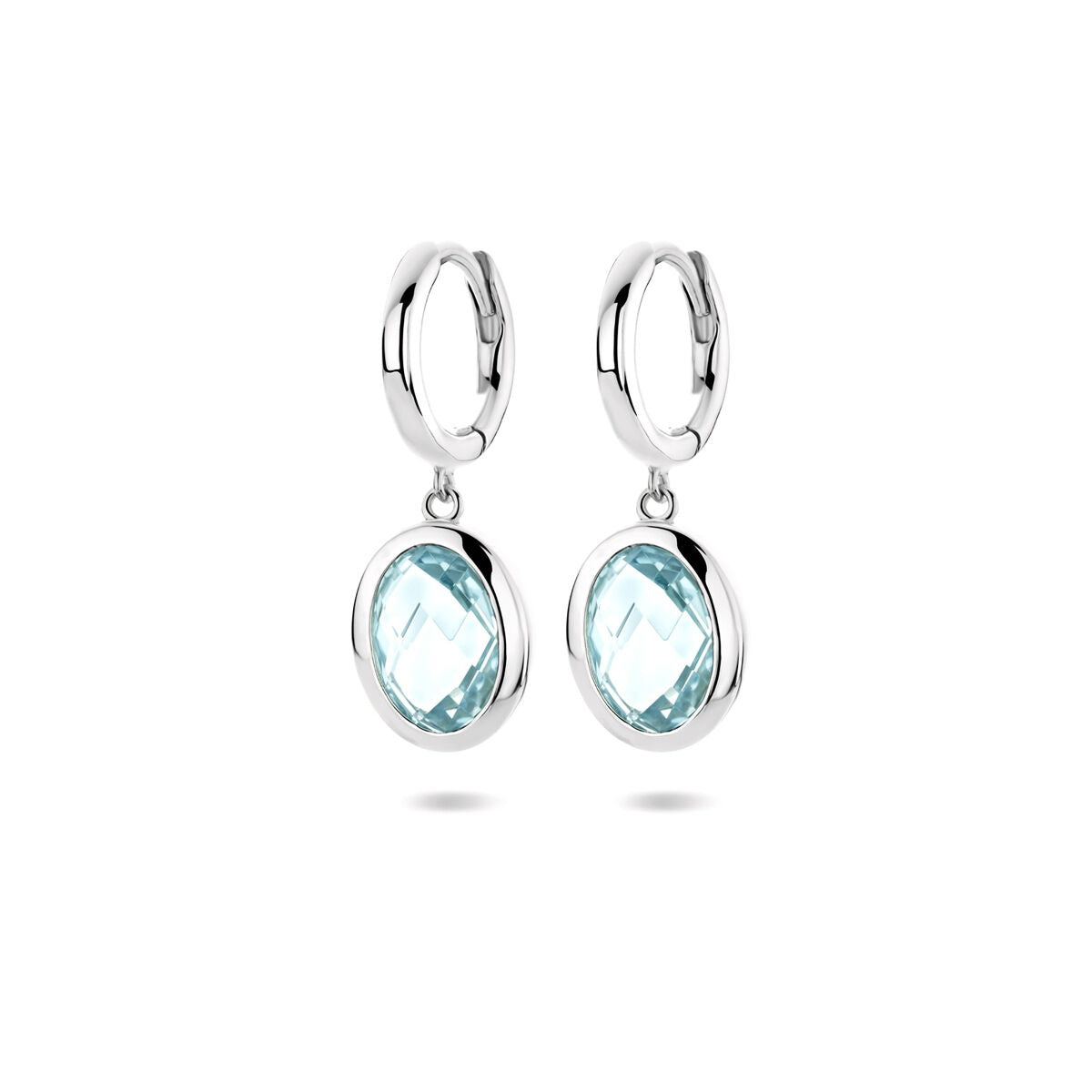 Boucles d'oreilles en argent rhodié avec topaze bleu ciel, de forme ovale, mesurant 26 mm.