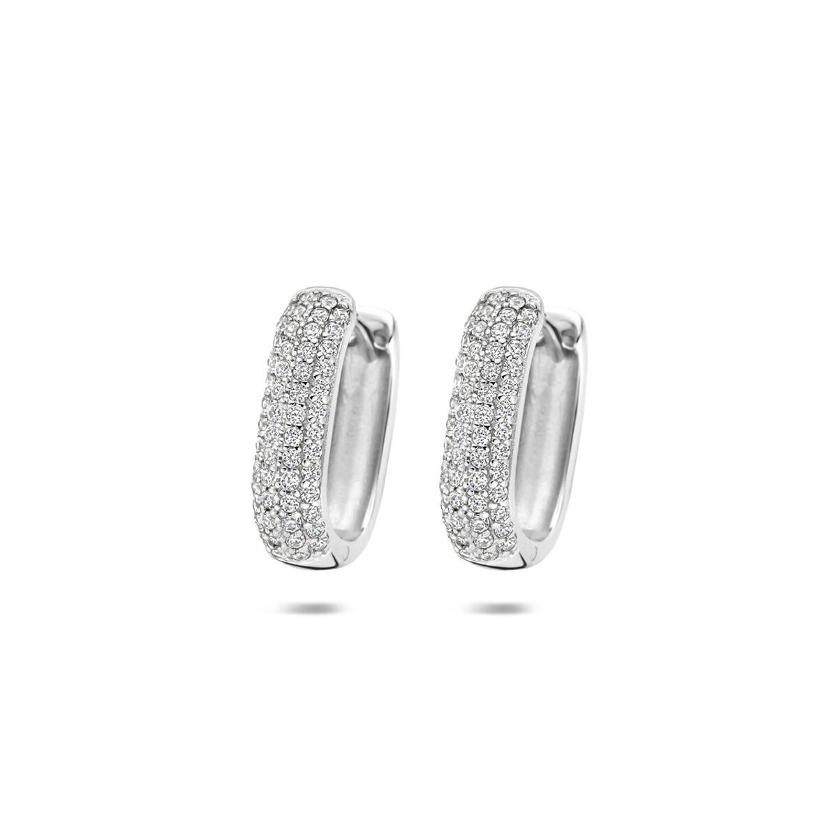 Boucles d'oreilles en argent 925 rhodié ornées de zirconiums, de forme légèrement arrondie.