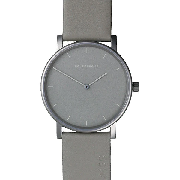 Montre Rolf Cremer avec un cadran gris et un bracelet en cuir beige.