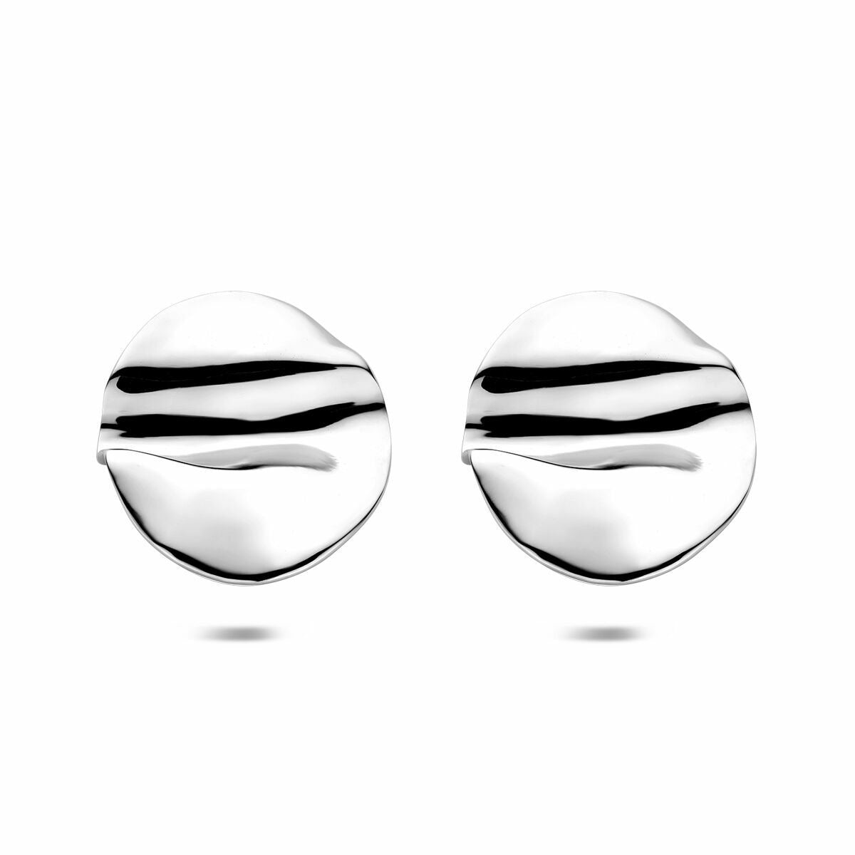 Boucles d'oreilles en acier argenté, forme ronde avec une finition lisse et des détails ondulés, dimensions 28x27 mm.