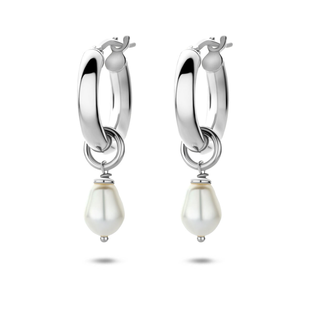Boucles d'oreilles en argent 925 rhodié avec perle d'eau douce en forme de goutte.