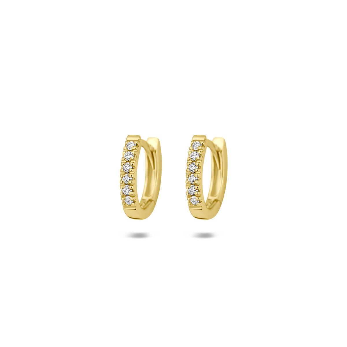 Boucles d'oreilles en or jaune 14 carats avec diamants synthétiques, forme arrondie et détails scintillants.