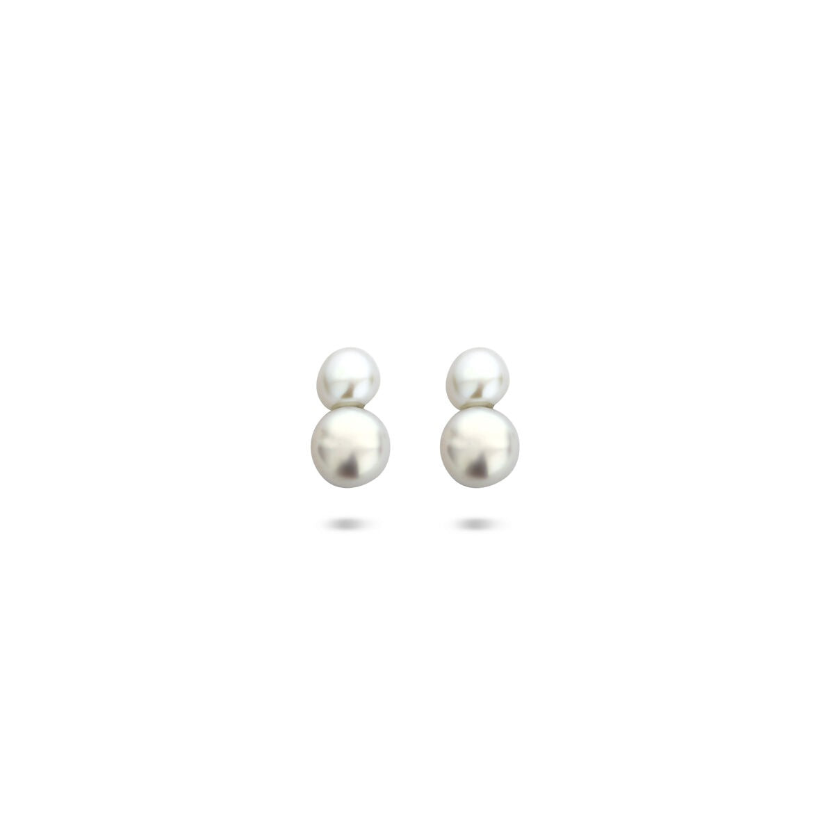 Boucles d'oreilles en argent 925 rhodié avec perles blanches.
