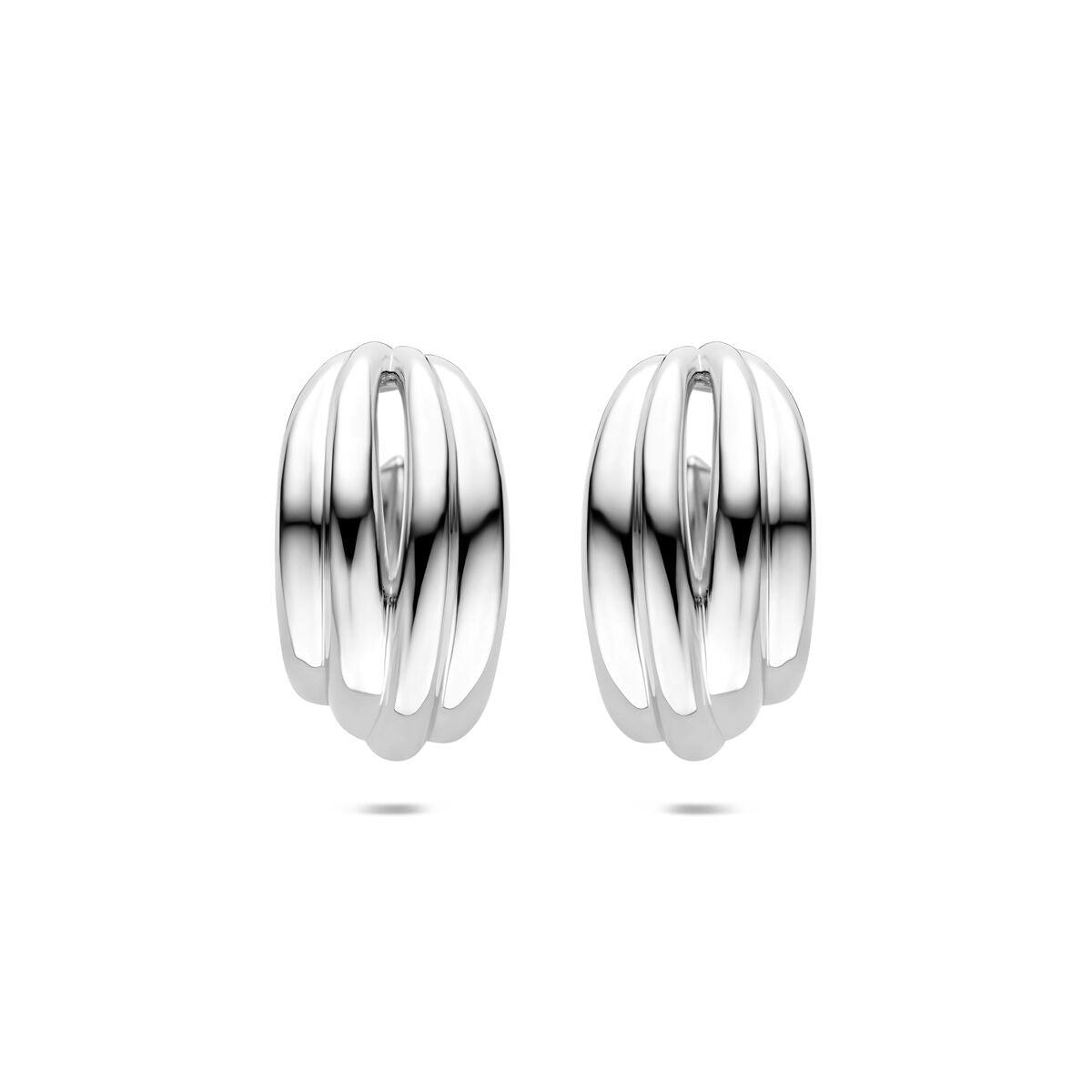 Boucles d'oreilles en argent rhodié avec un design ondulé et moderne.
