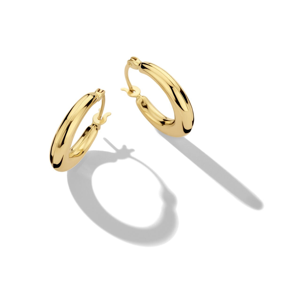 Boucles d'oreilles en or jaune 14 carats, de forme ronde et lisse, d'un diamètre de 14 mm.