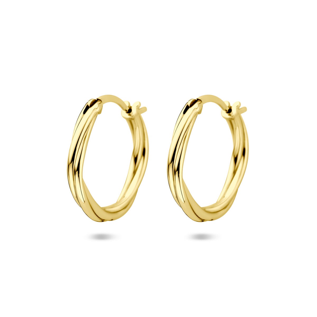Boucles d'oreilles en argent doré au design torsadé.