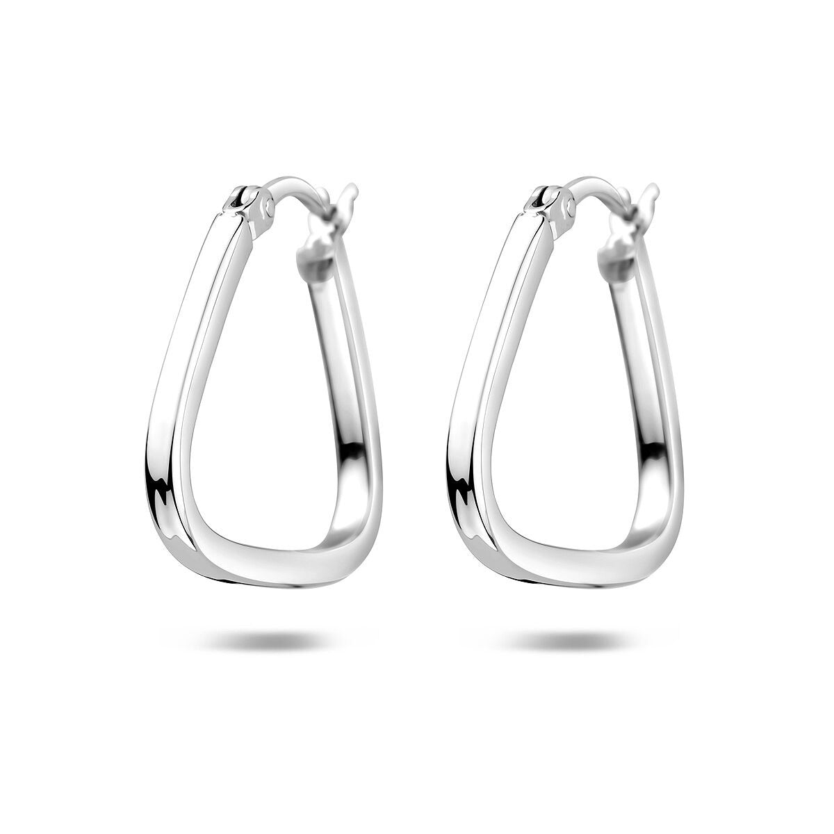 Boucles d'oreilles en argent rhodié, de forme délicate et finition raffinée.