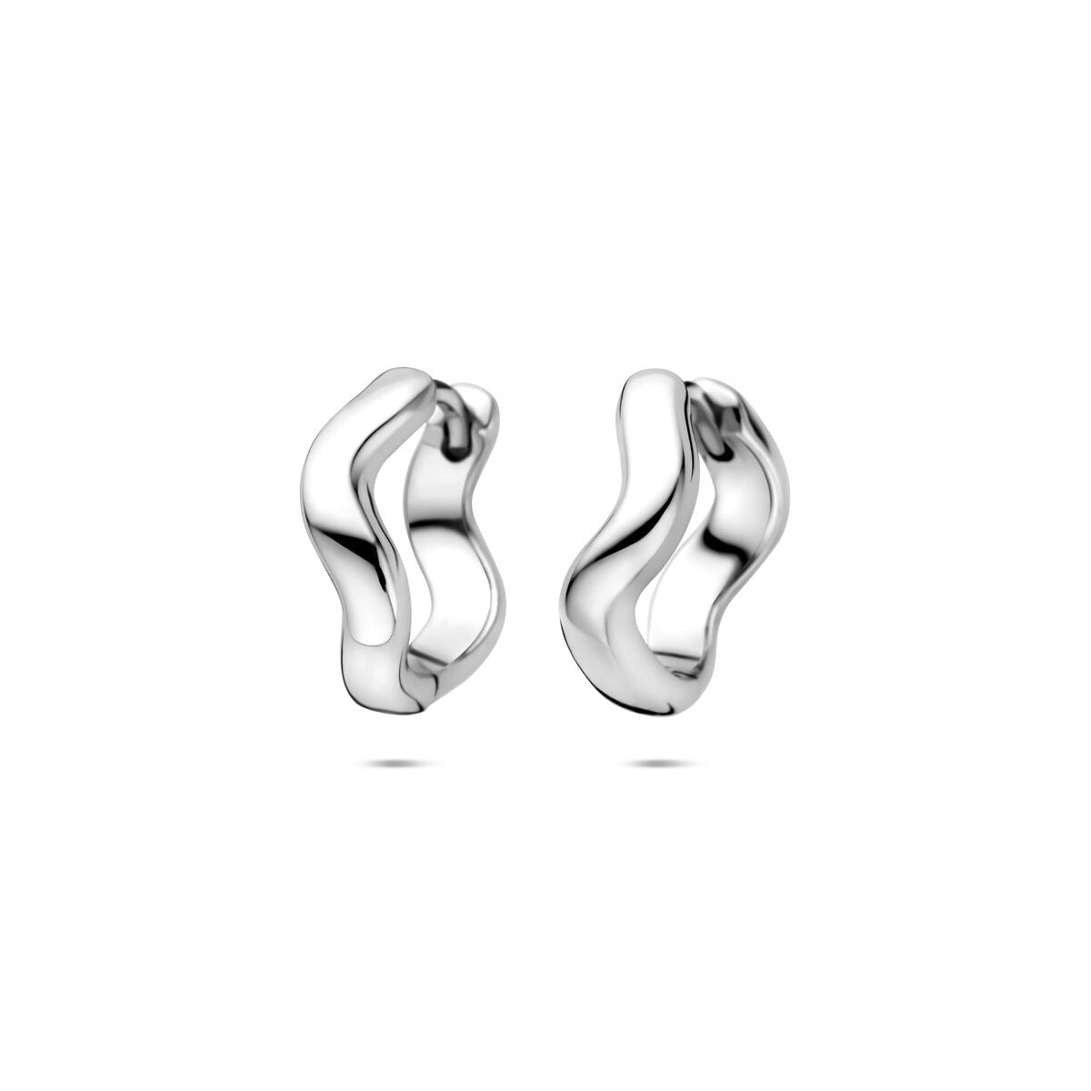 Boucles d'oreilles en argent rhodié de 15 mm, avec une forme ondulée et brillante.