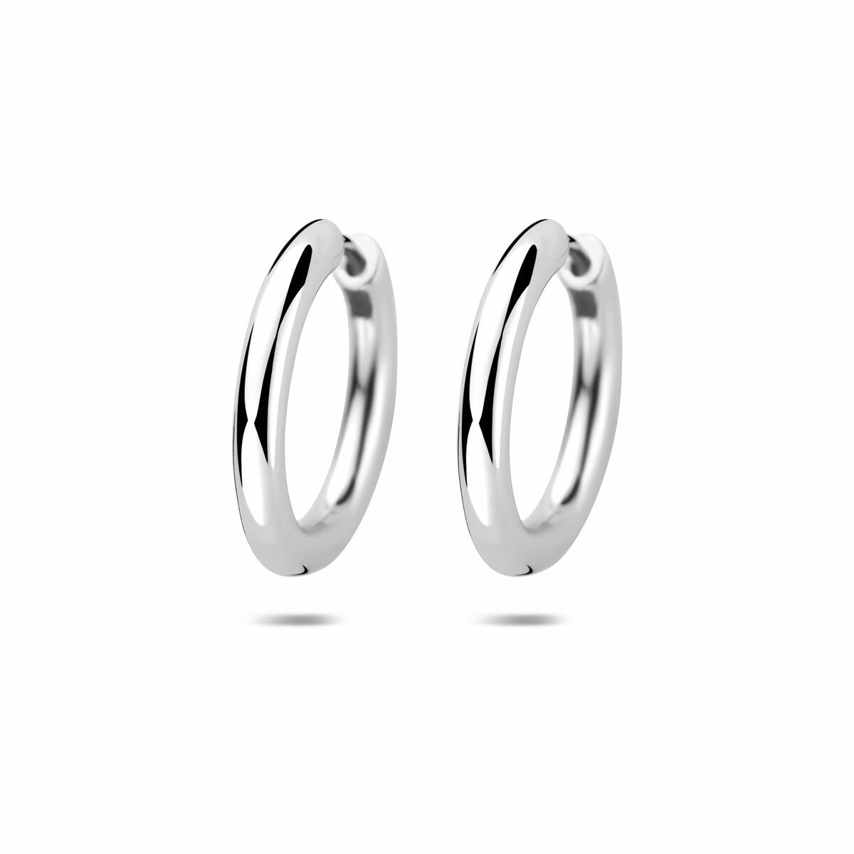 Boucles d'oreilles argentées, fines et rhodiées, avec une finition délicate.
